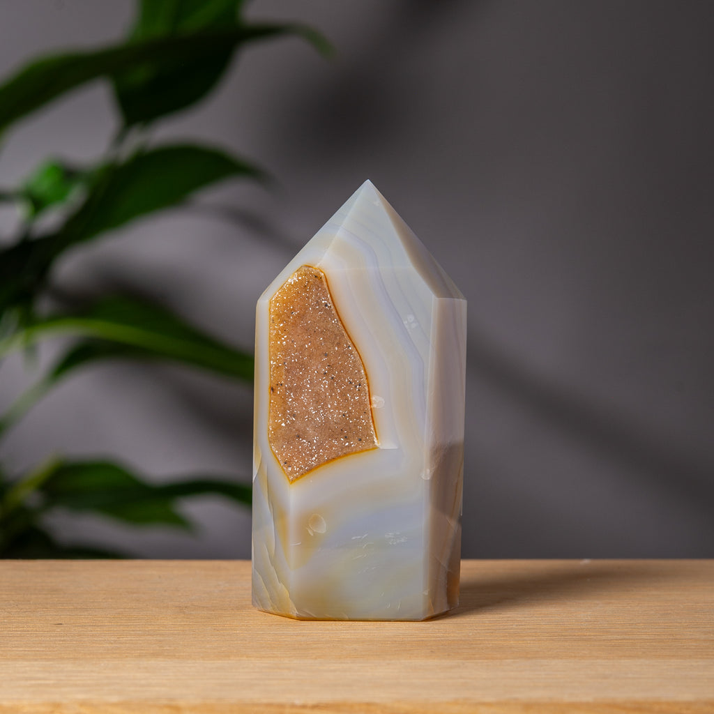 Mjukt grått agattorn med orange druzy