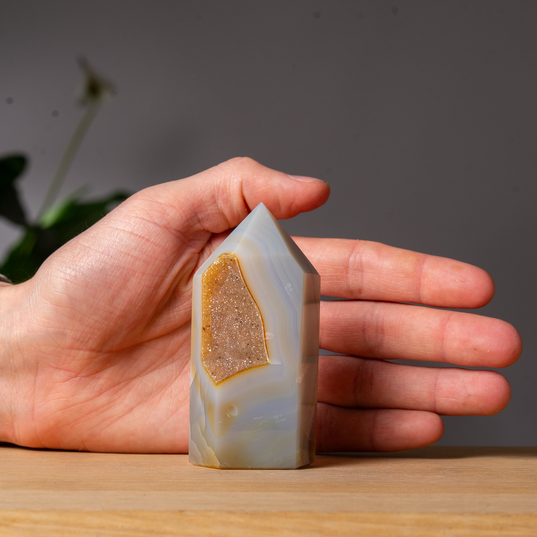 Mjukt grått agattorn med orange druzy