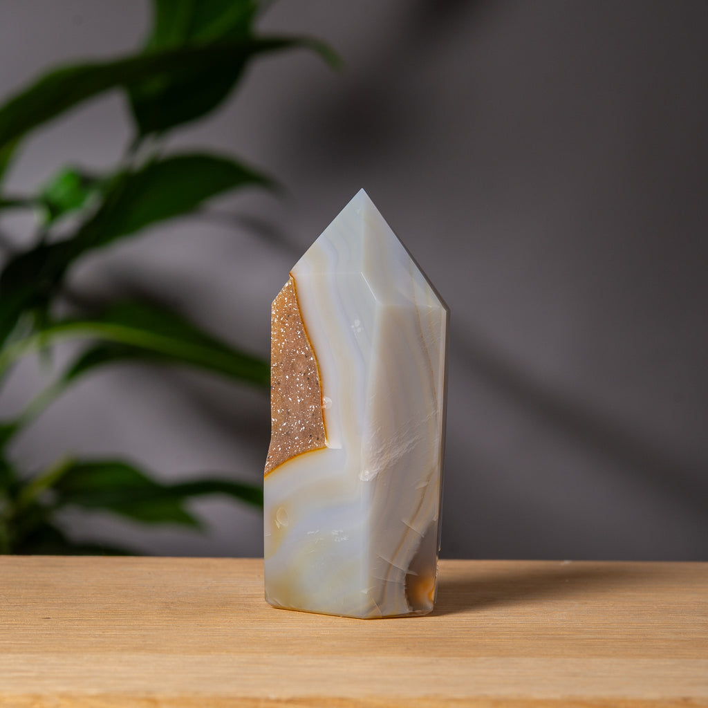 Mjukt grått agattorn med orange druzy
