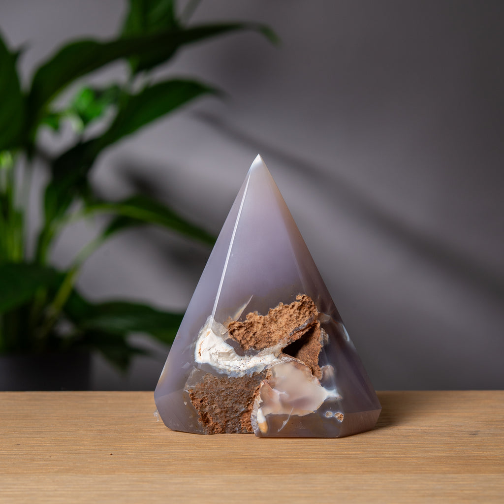 Diamantformad grå agat-torn med druzy-formation