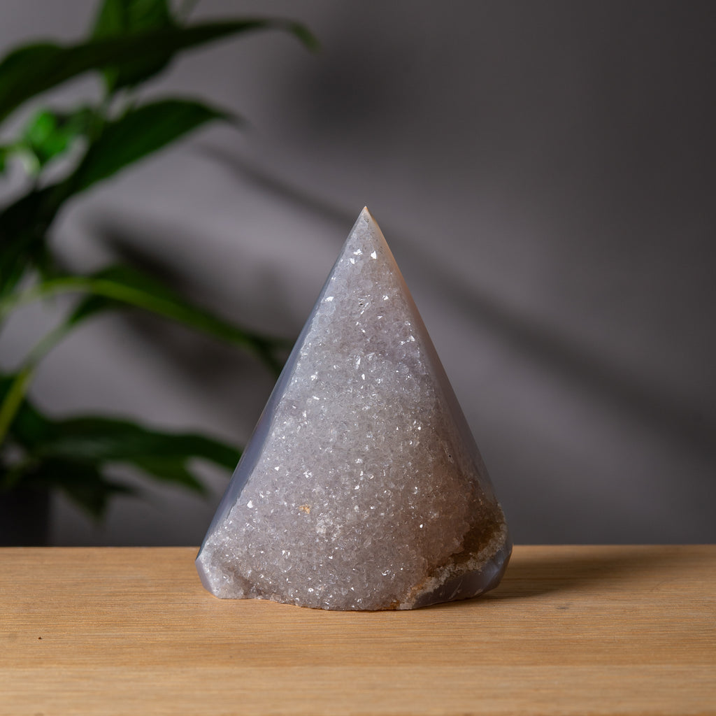 Diamantformad grå agat-torn med druzy-formation