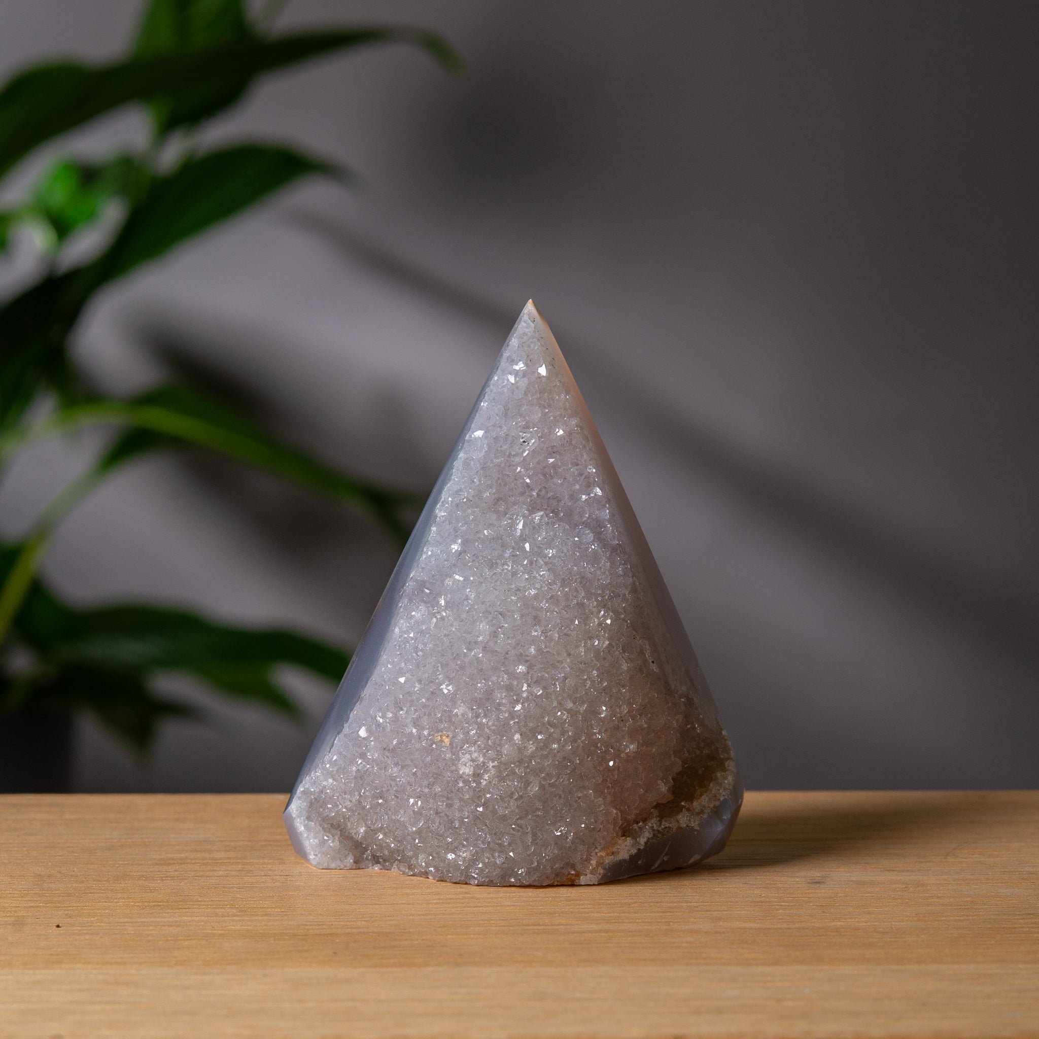 Diamantformad grå agat-torn med druzy-formation