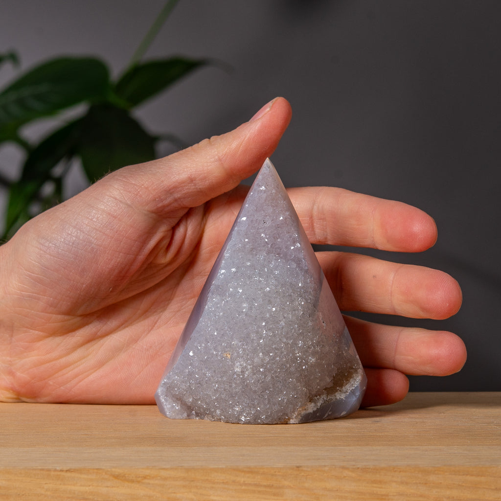 Diamantformad grå agat-torn med druzy-formation