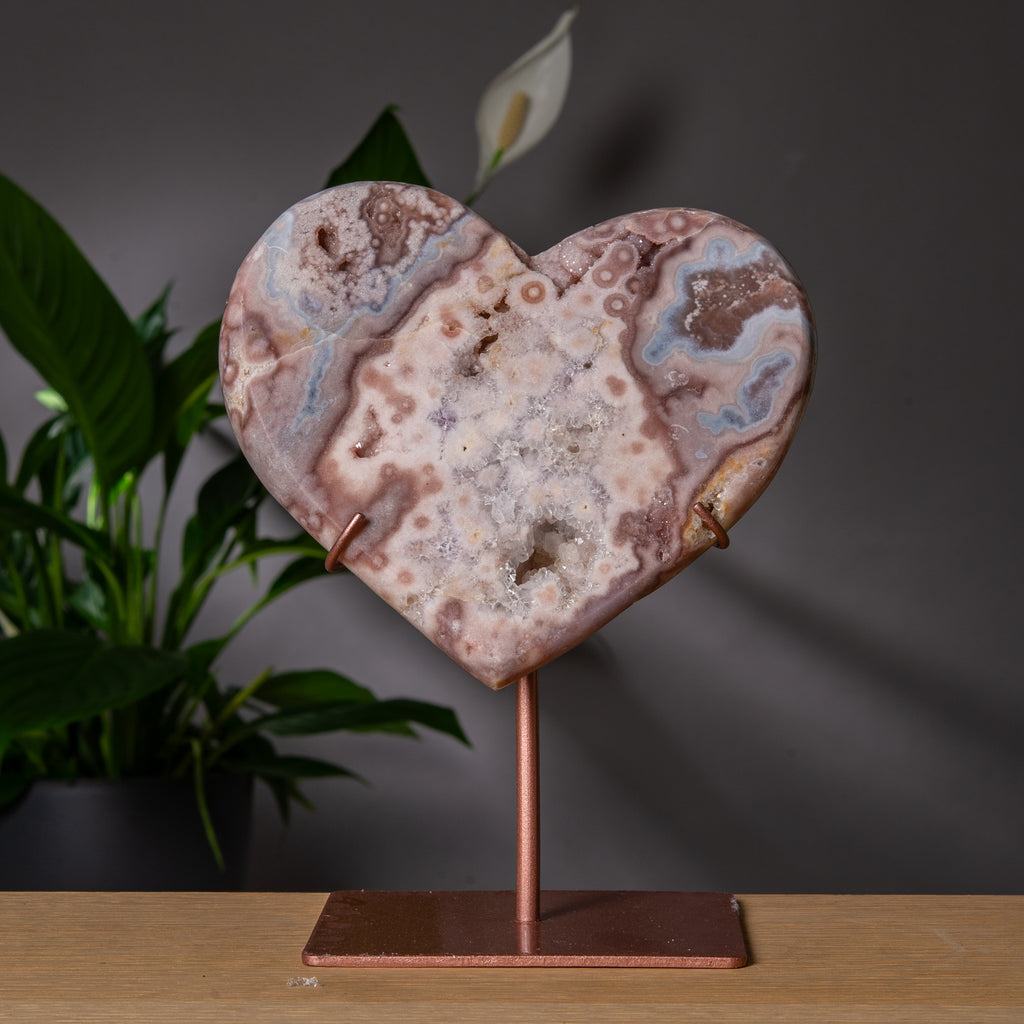 Stort pastellrosa ametisthjärta på stativ