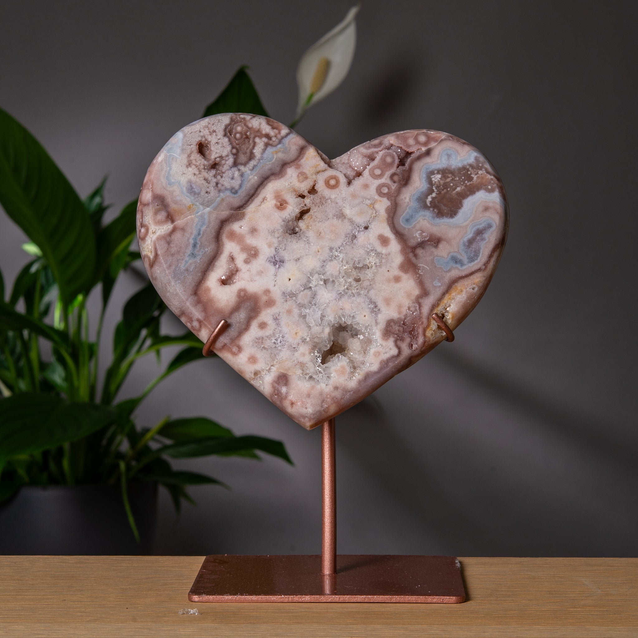 Stort pastellrosa ametisthjärta på stativ