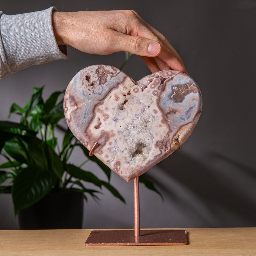 Stort pastellrosa ametisthjärta på stativ