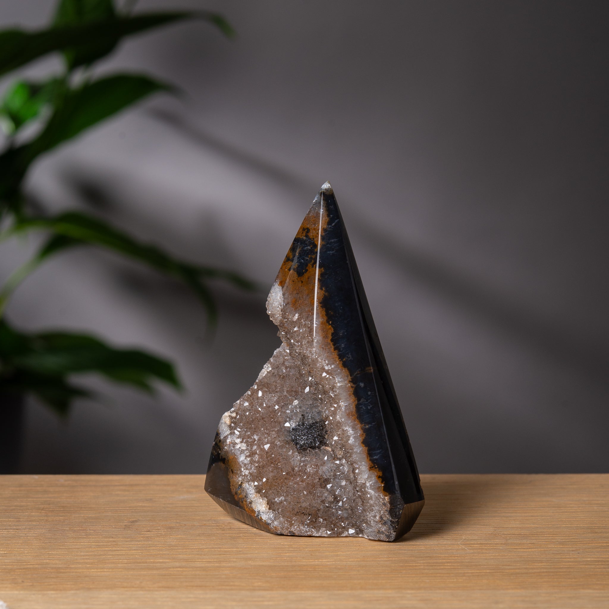 Diamantformad mörk agattorn med rökig druzy