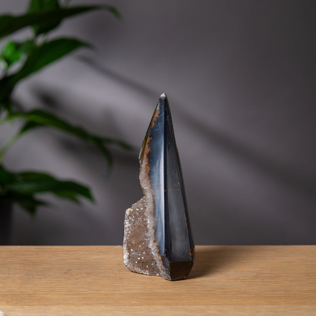 Diamantformad mörk agattorn med rökig druzy