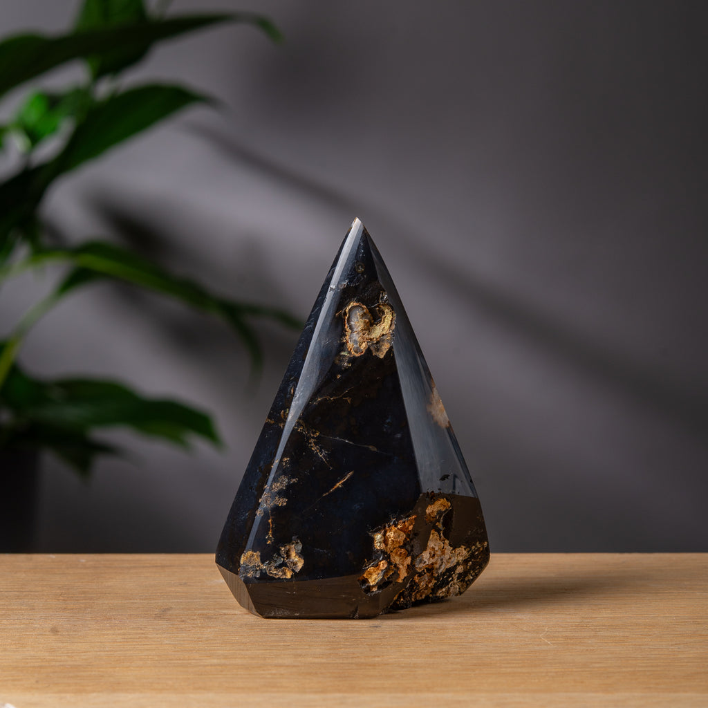 Diamantformad mörk agattorn med rökig druzy