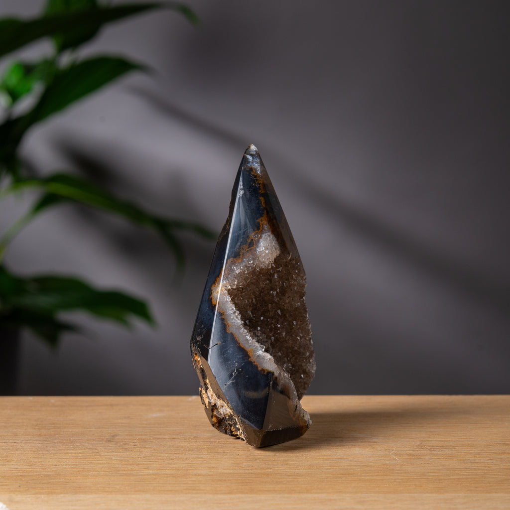 Diamantformad mörk agattorn med rökig druzy