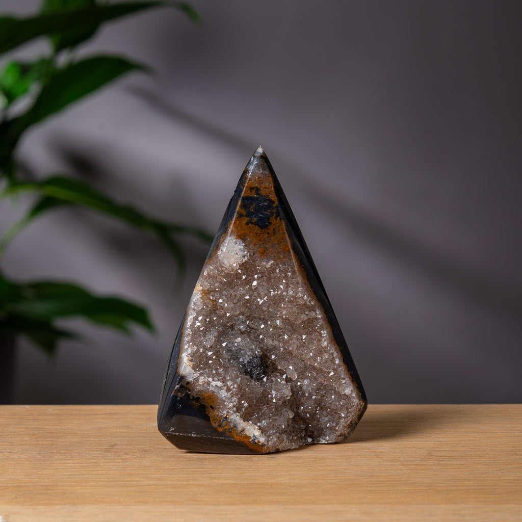 Diamantformad mörk agattorn med rökig druzy