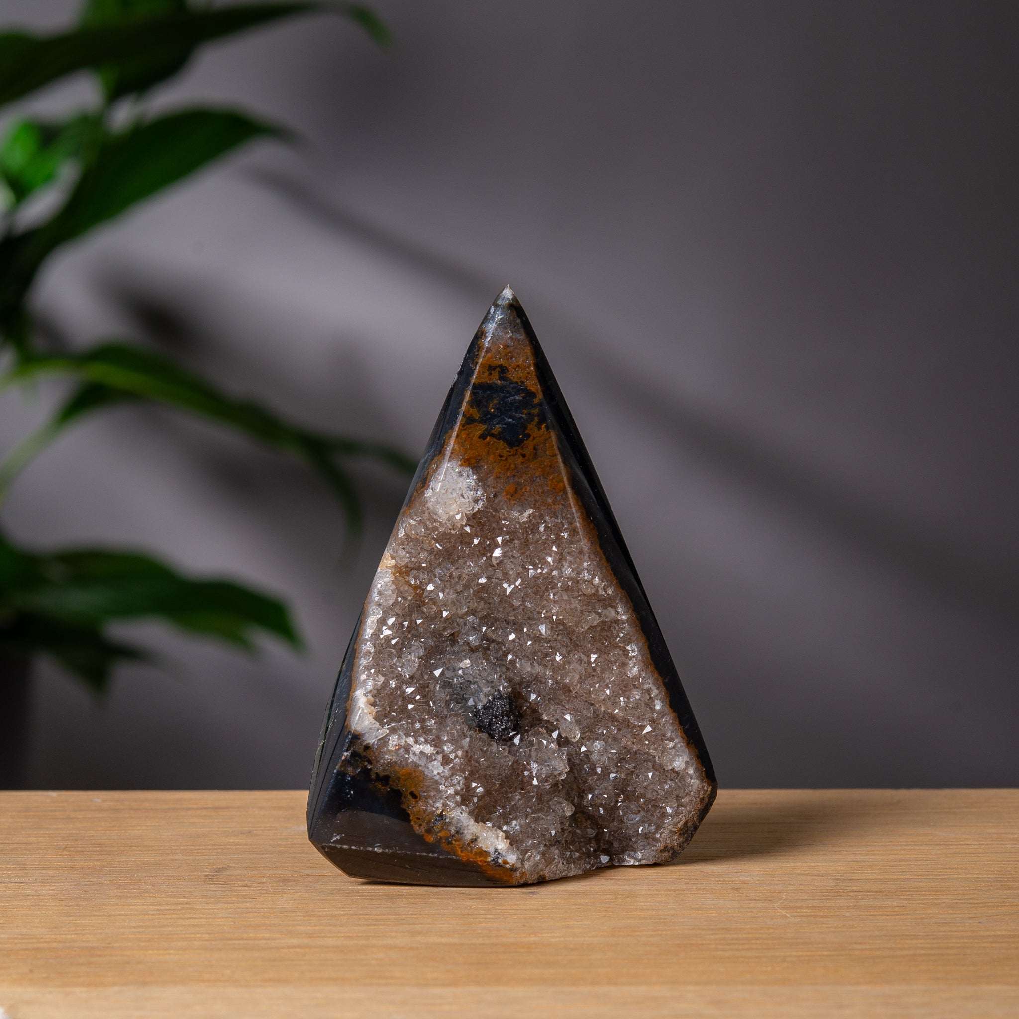 Diamantformad mörk agattorn med rökig druzy