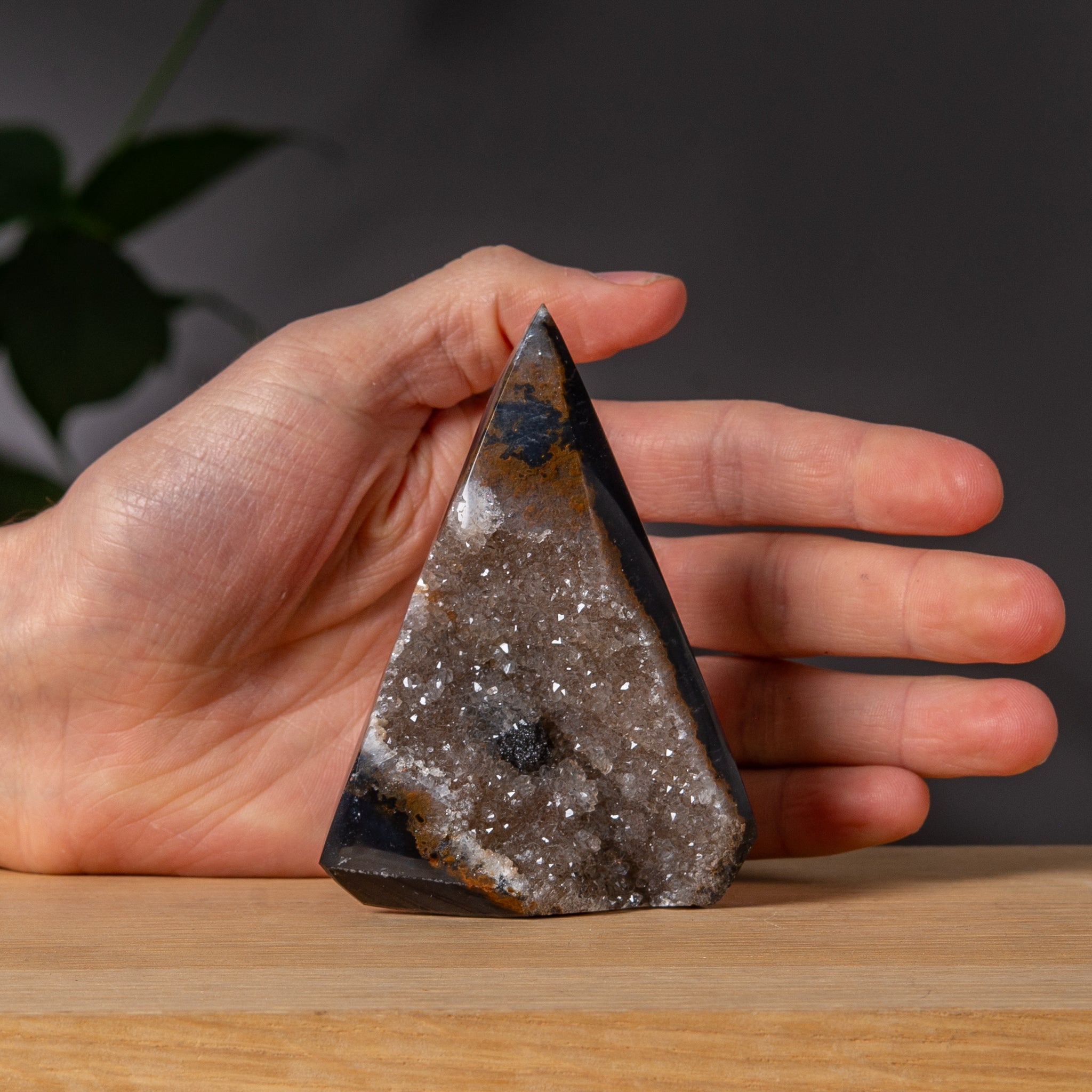 Diamantformad mörk agattorn med rökig druzy