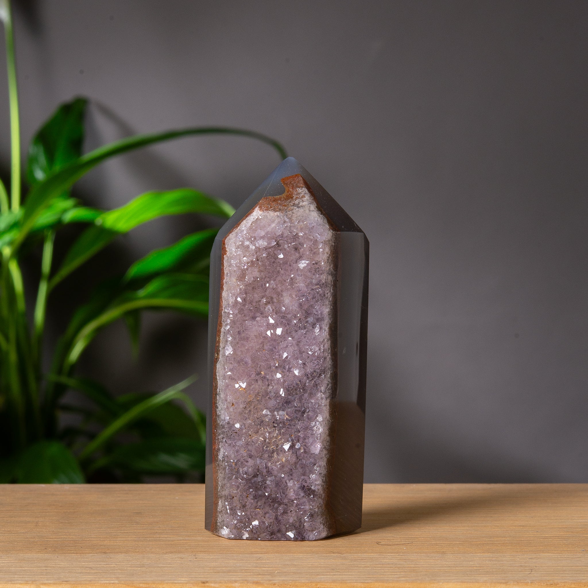 Mörkgrå Agattorn med Lila Druzy