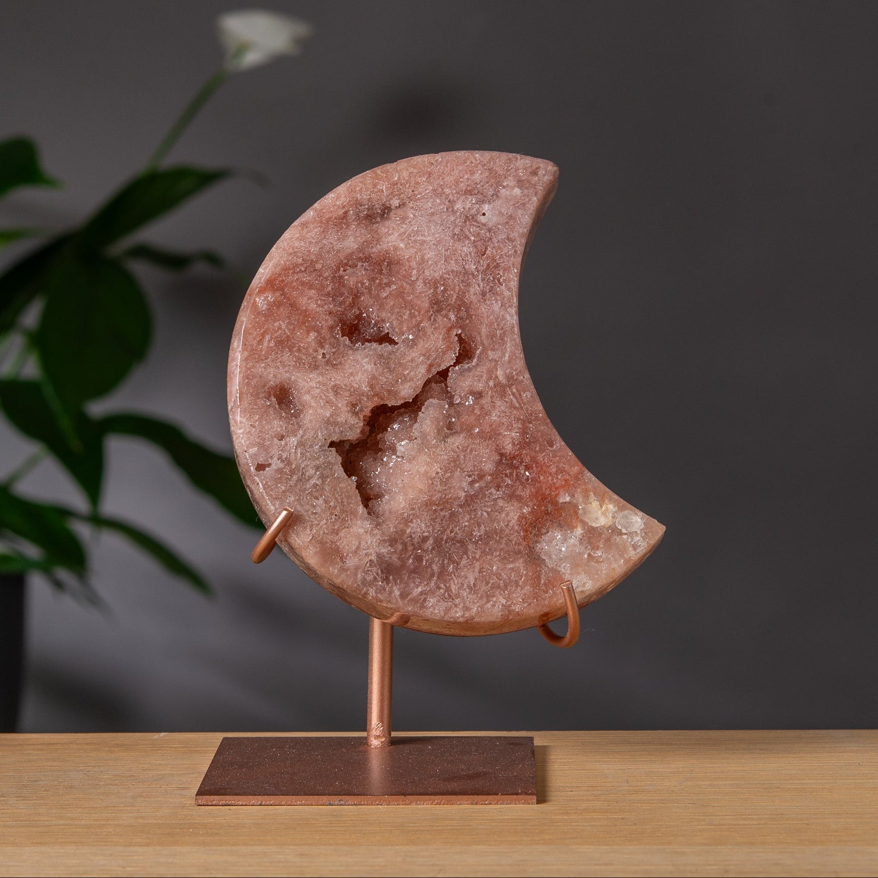 Rosa-brun rosa ametistmåne på stativ med druzy