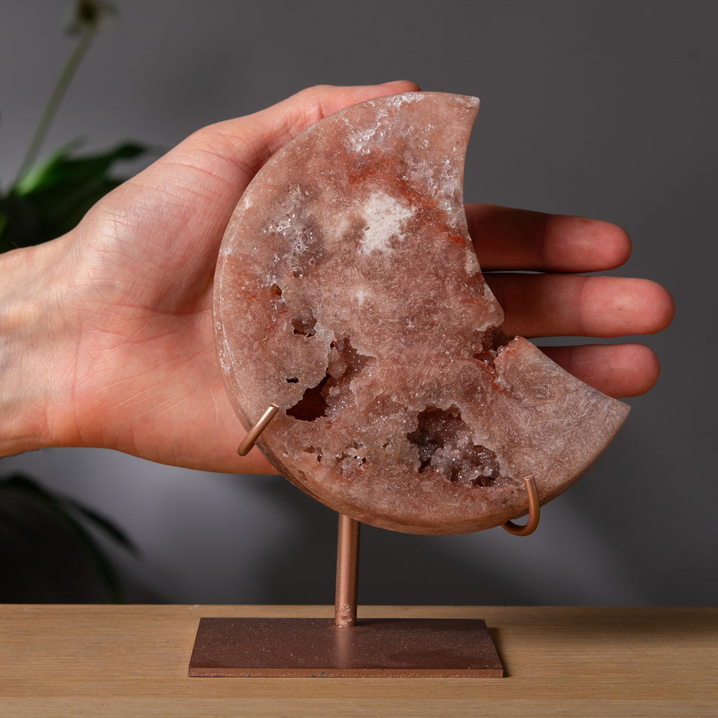 Rosa-brun rosa ametistmåne på stativ med druzy