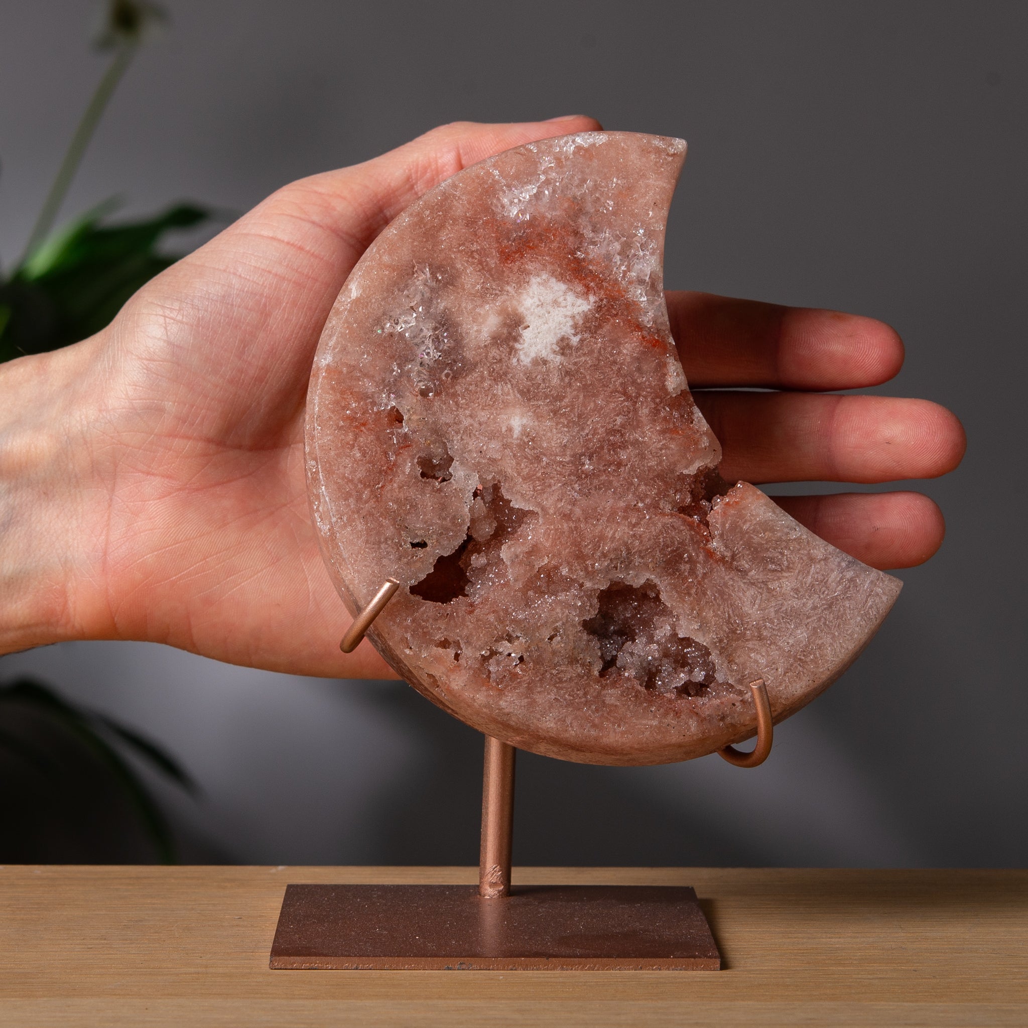 Rosa-brun rosa ametistmåne på stativ med druzy
