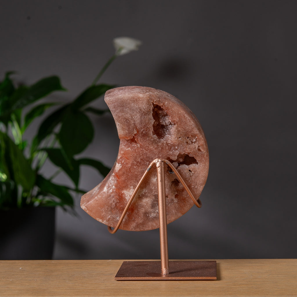 Rosa-brun rosa ametistmåne på stativ med druzy