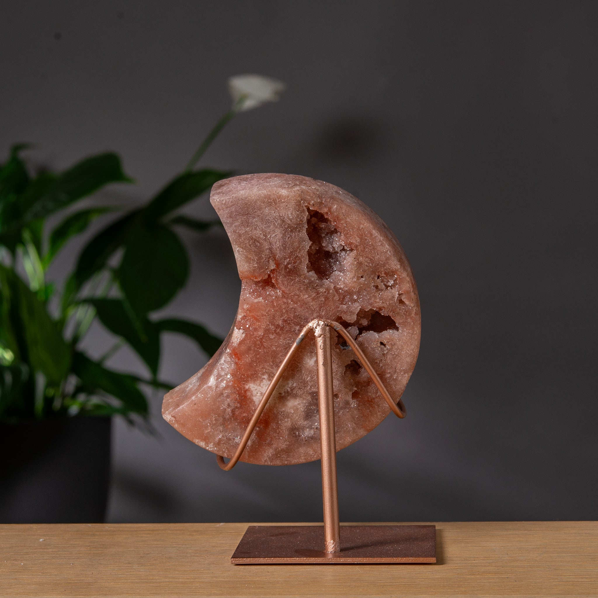 Rosa-brun rosa ametistmåne på stativ med druzy