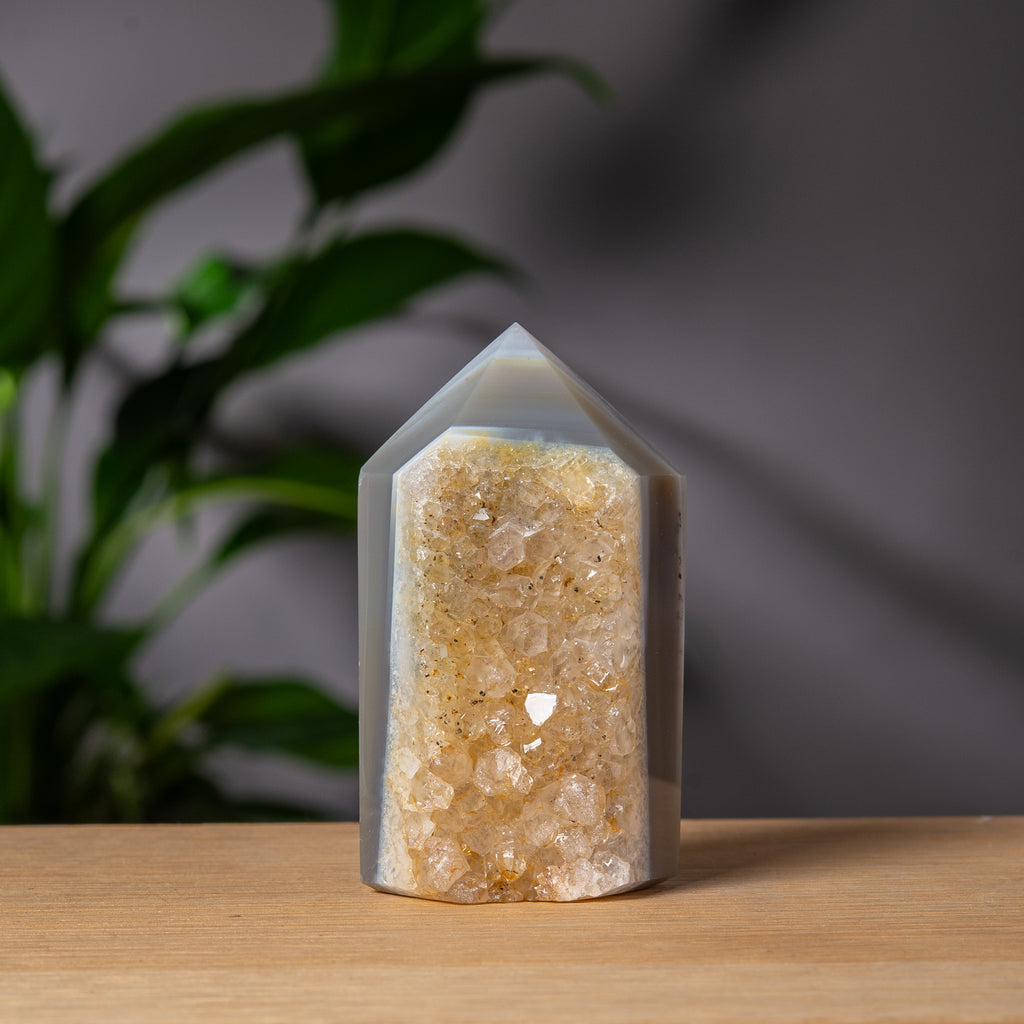 Grå Agat Torn med Gyllene Druzy