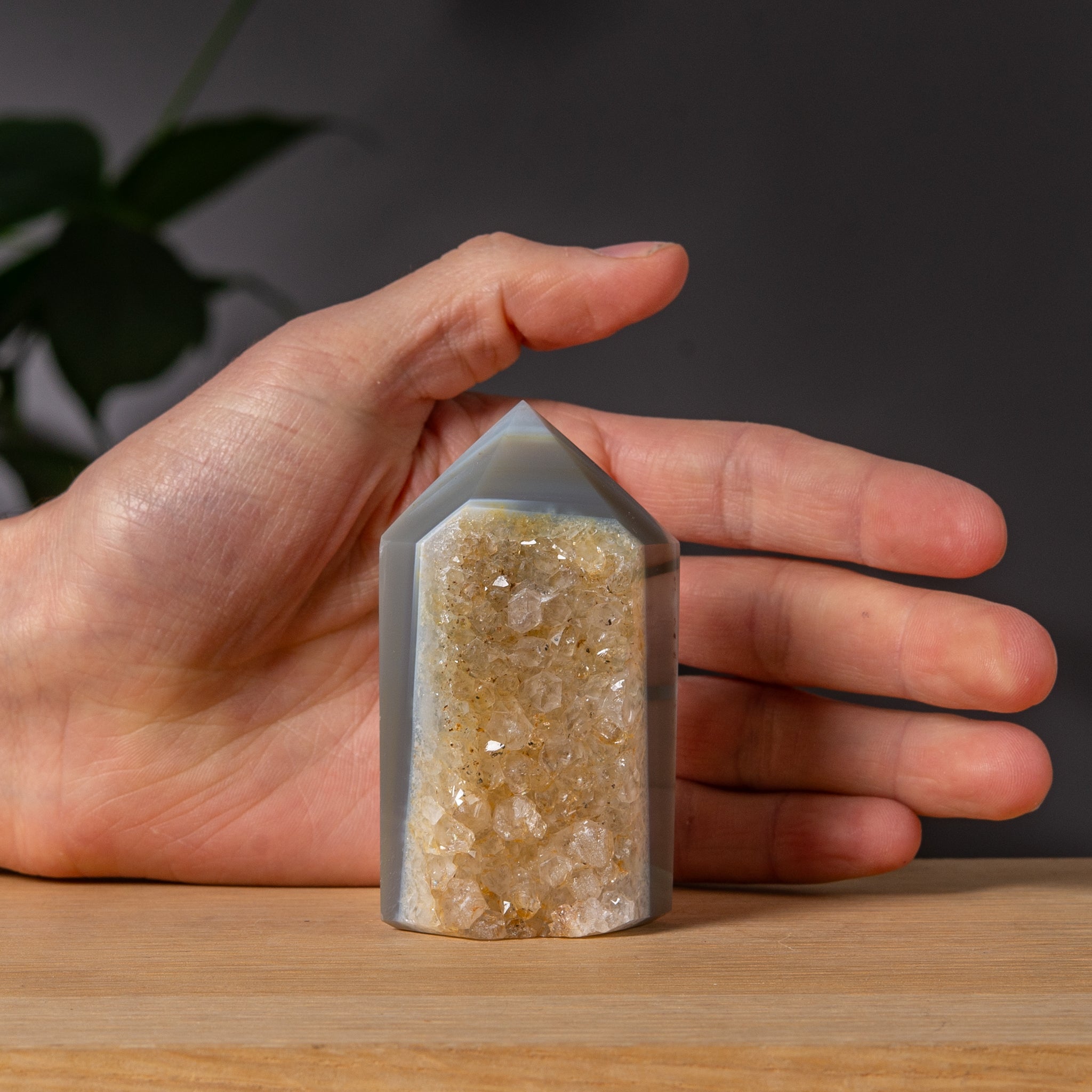 Grå Agat Torn med Gyllene Druzy