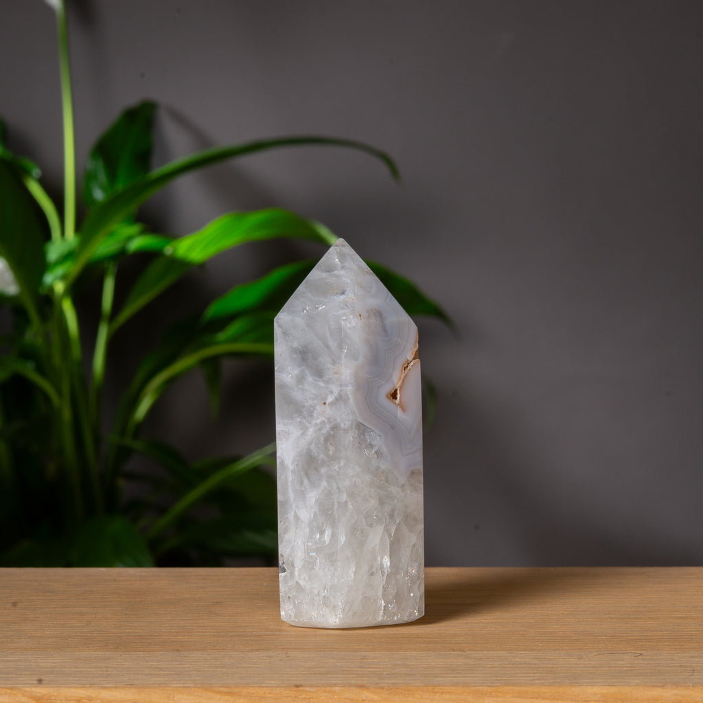 Vit agat torn med orange druzy-hålighet