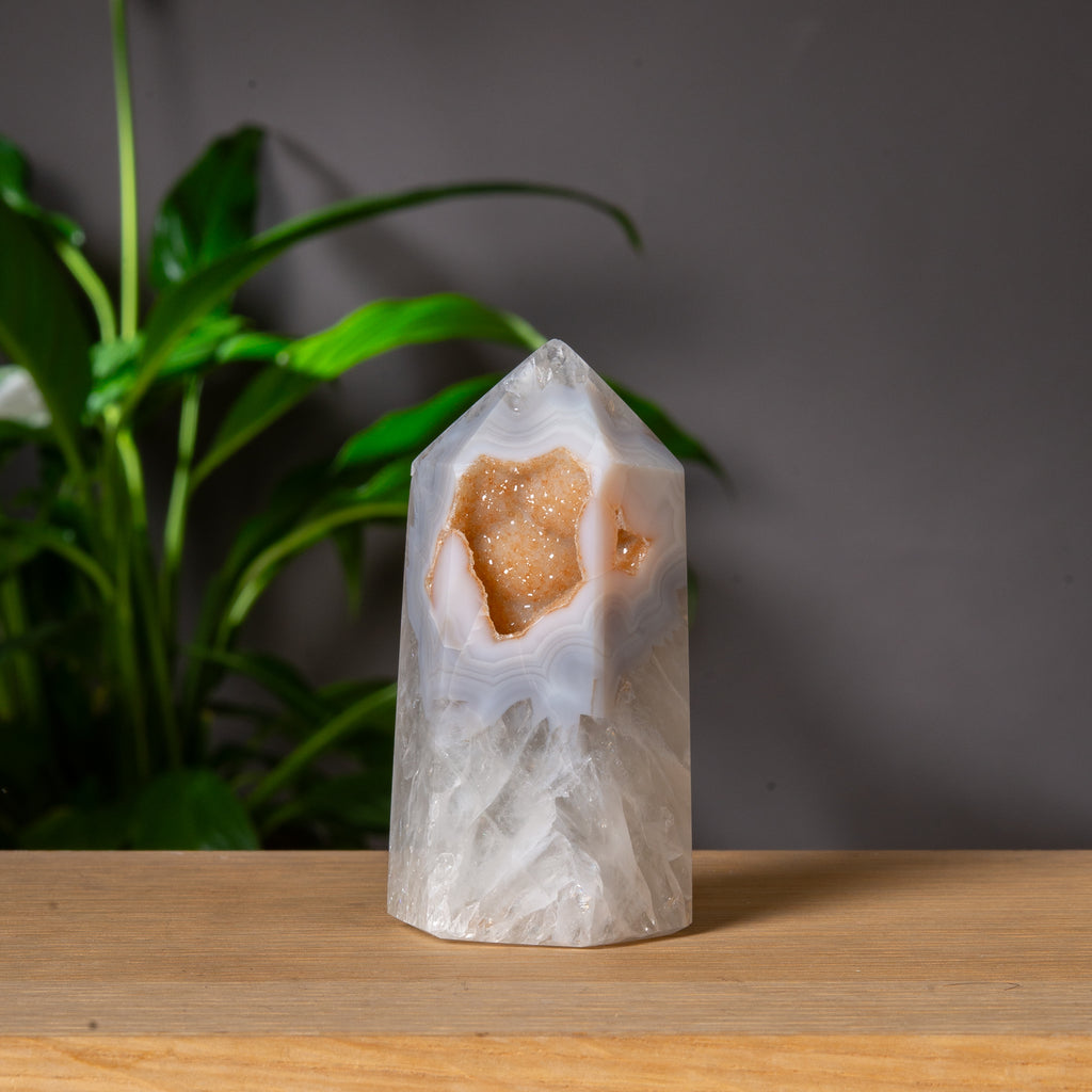 Vit agat torn med orange druzy-hålighet