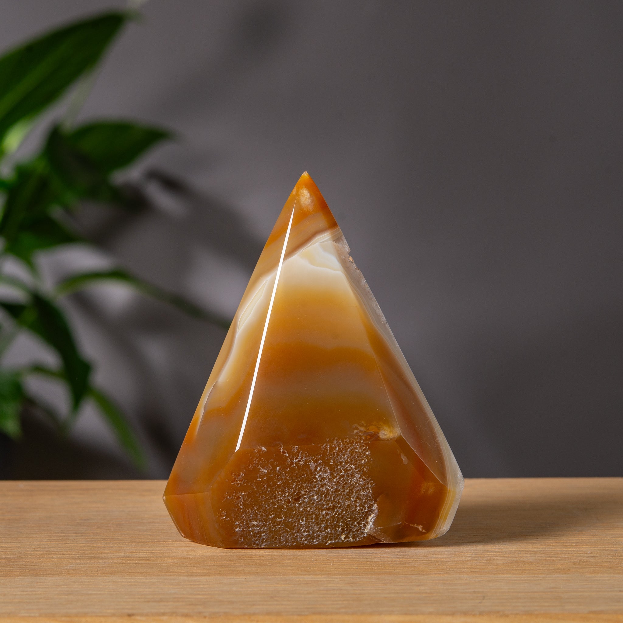 Orange Agate Tower med vit Druzy-hålighet