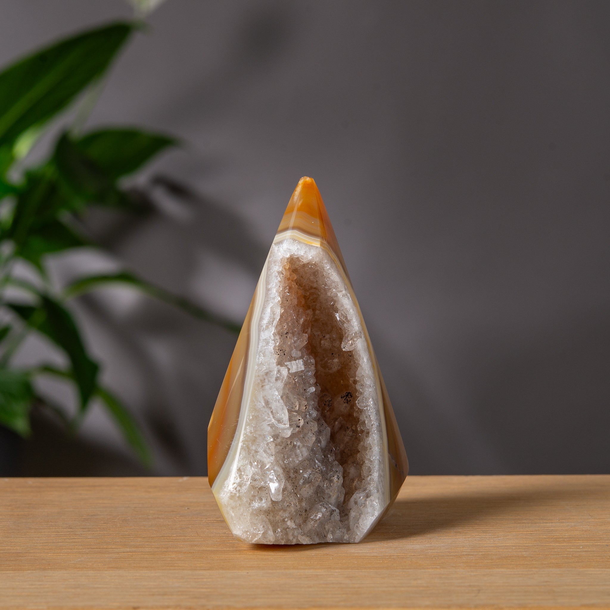 Orange Agate Tower med vit Druzy-hålighet