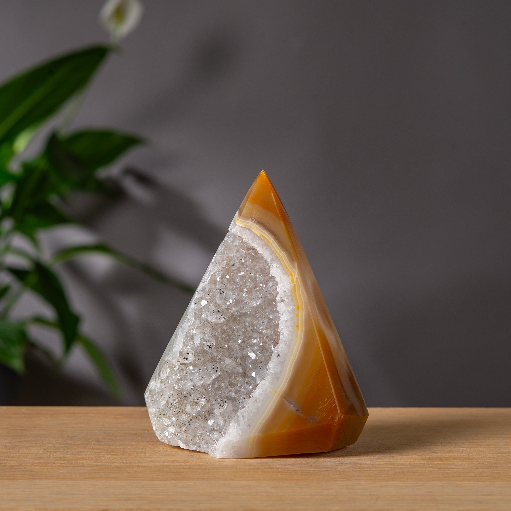 Orange Agate Tower med vit Druzy-hålighet