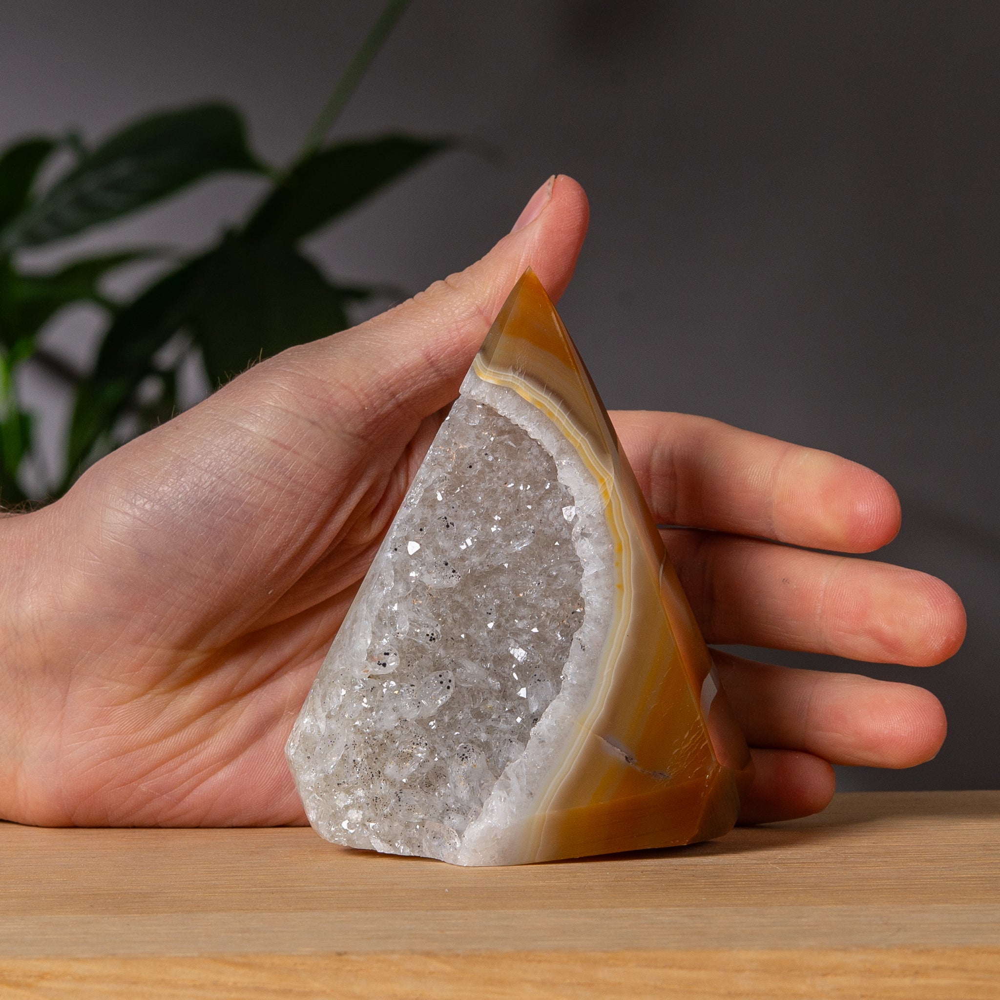 Orange Agate Tower med vit Druzy-hålighet