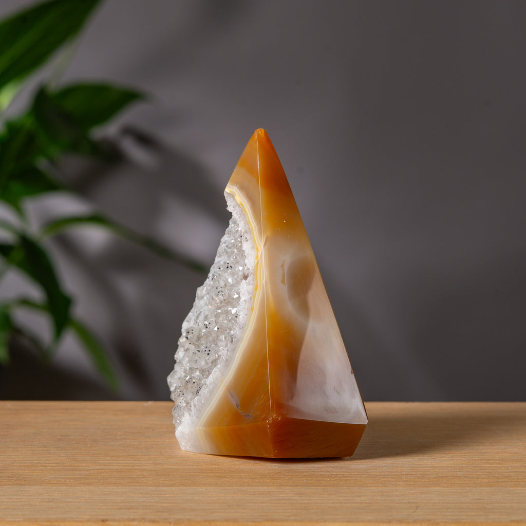 Orange Agate Tower med vit Druzy-hålighet