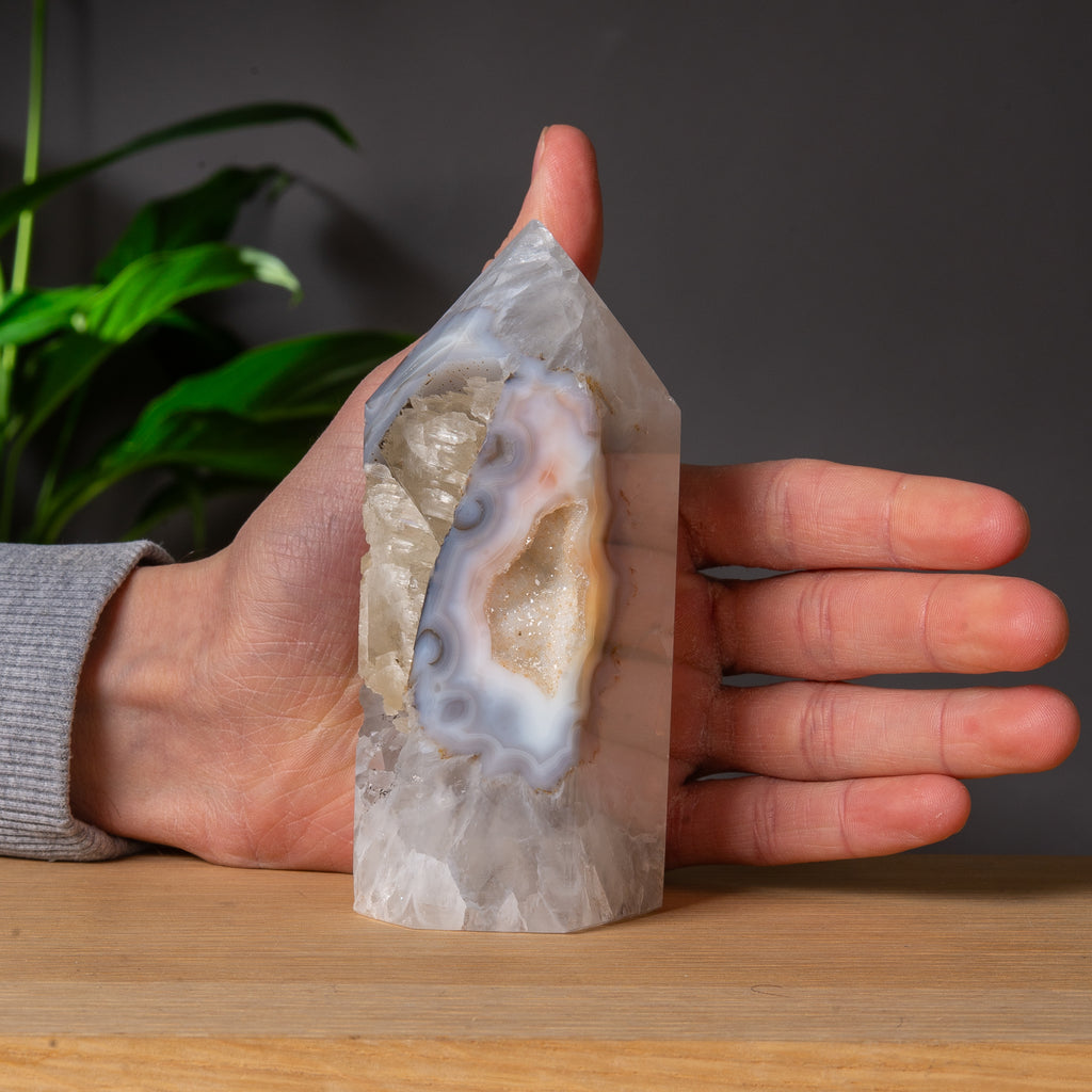 Grå och vit agattorn med druzy-hålighet