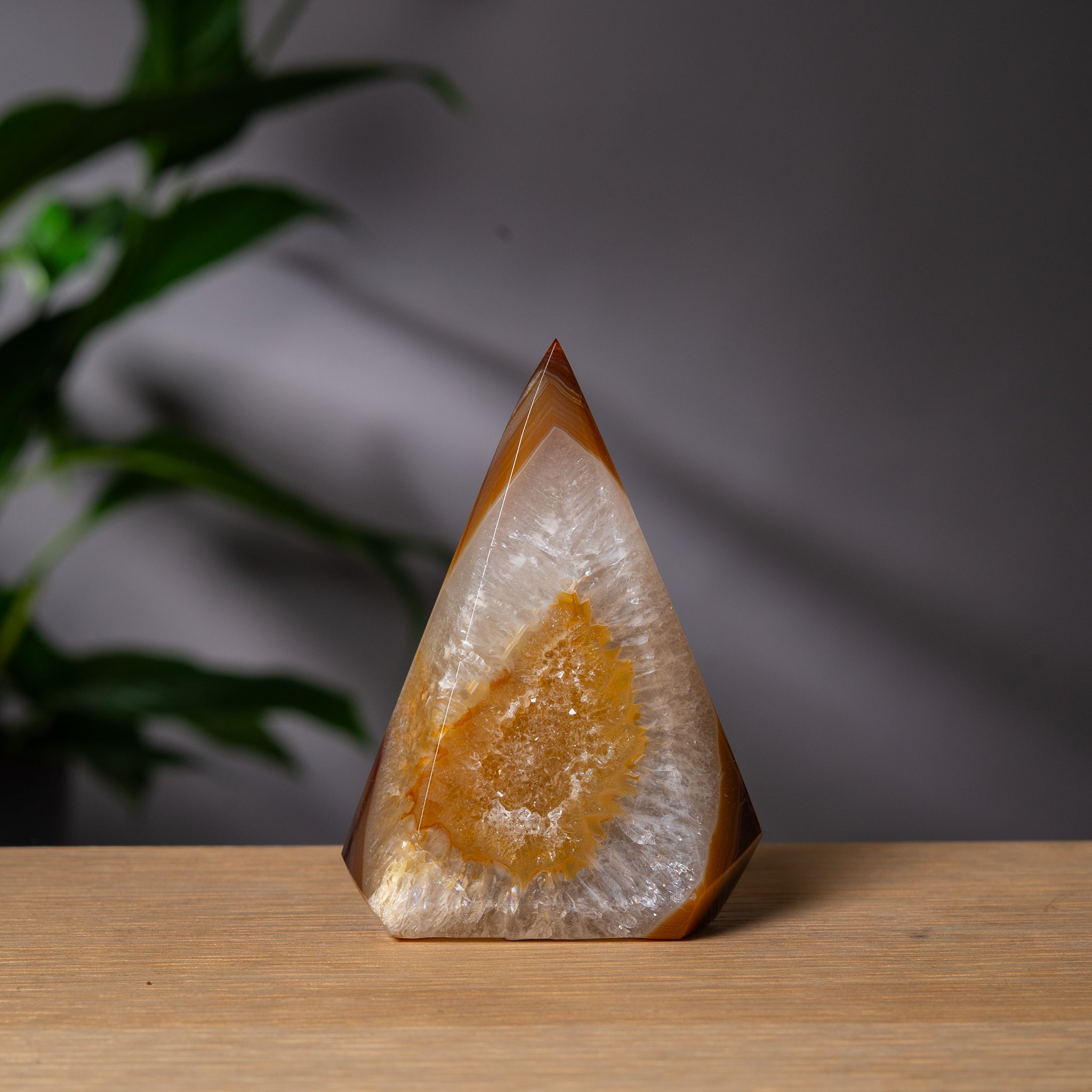 Diamantformad orangeröd agattorn