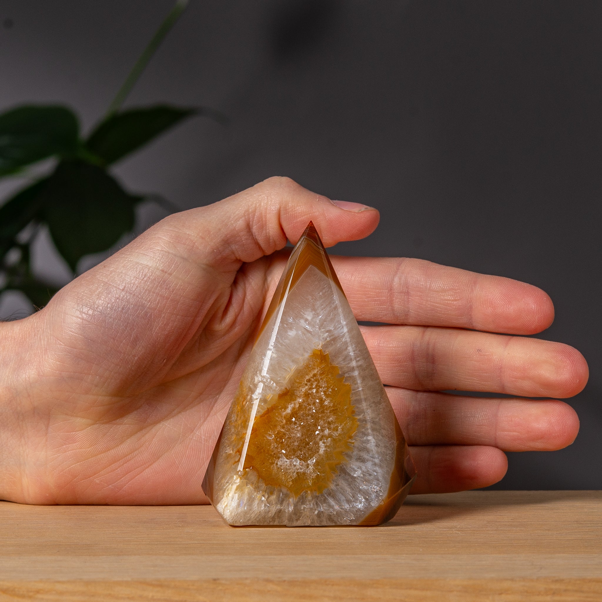 Diamantformad orangeröd agattorn