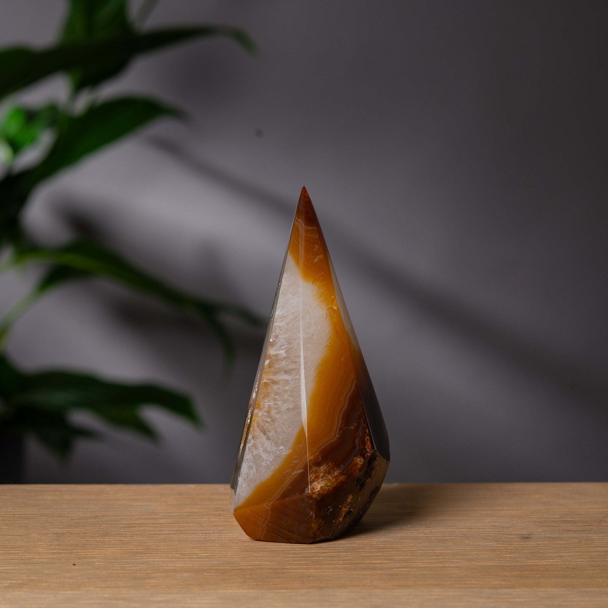 Diamantformad orangeröd agattorn