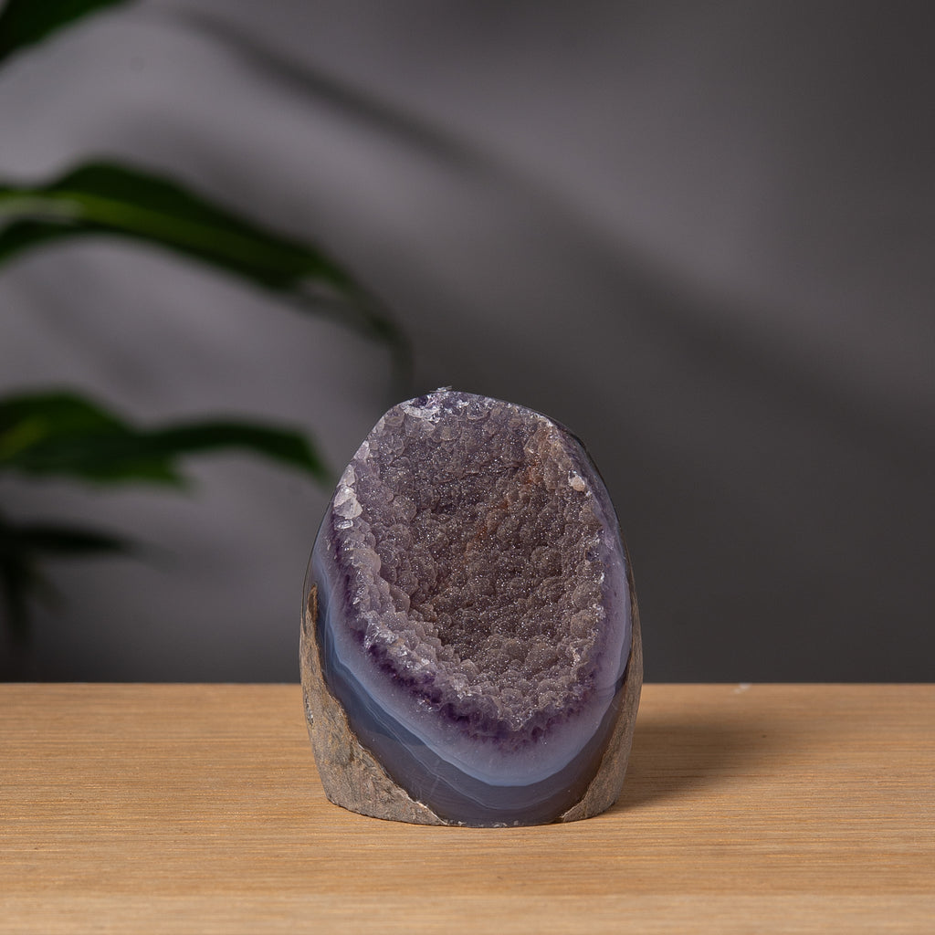 Lila sockrig ametist cutbase med agatbandning