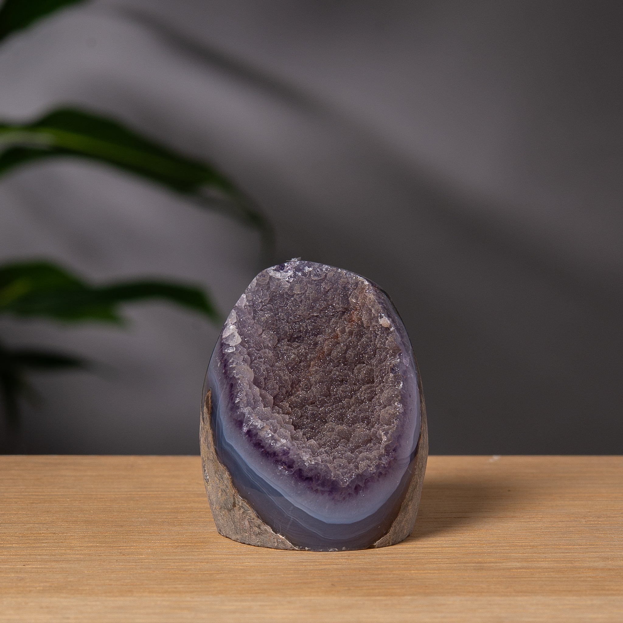 Lila sockrig ametist cutbase med agatbandning