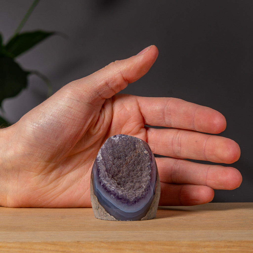 Lila sockrig ametist cutbase med agatbandning