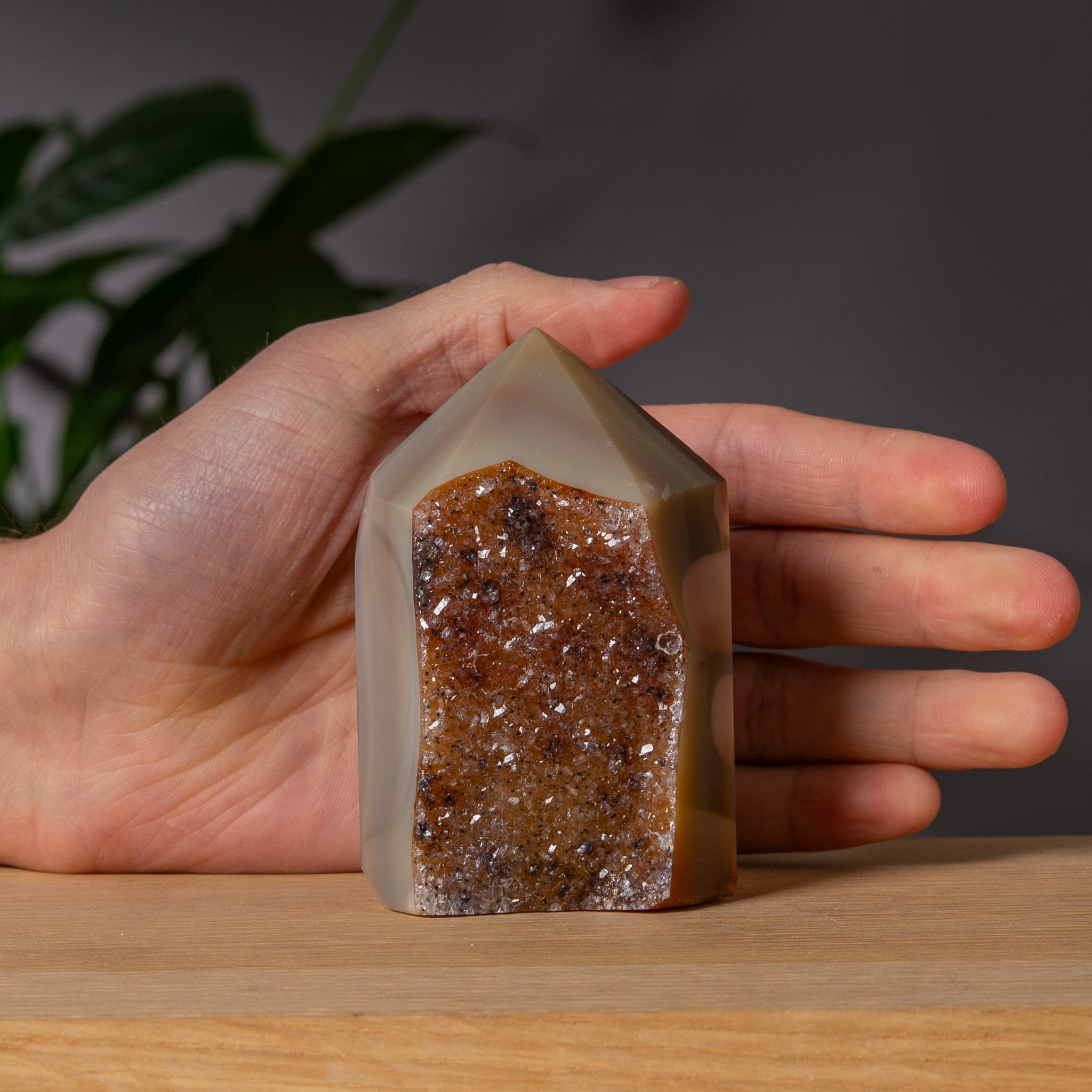 Ljusbrun agatpelare med drusy på framsidan