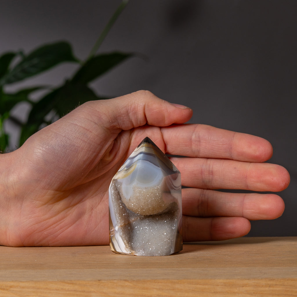 Agattorn med skulptural formation