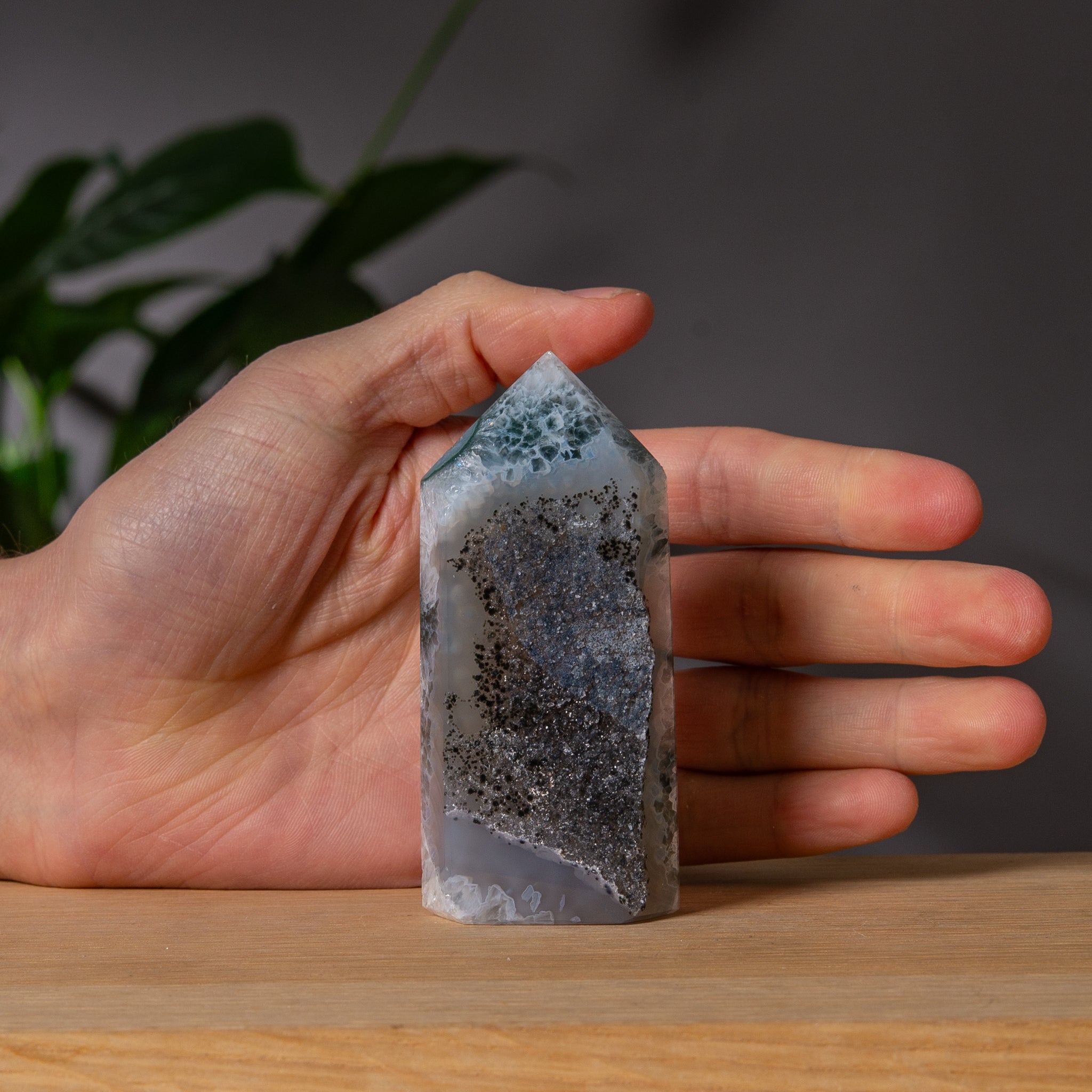 Agatkvartstorn med gröna detaljer