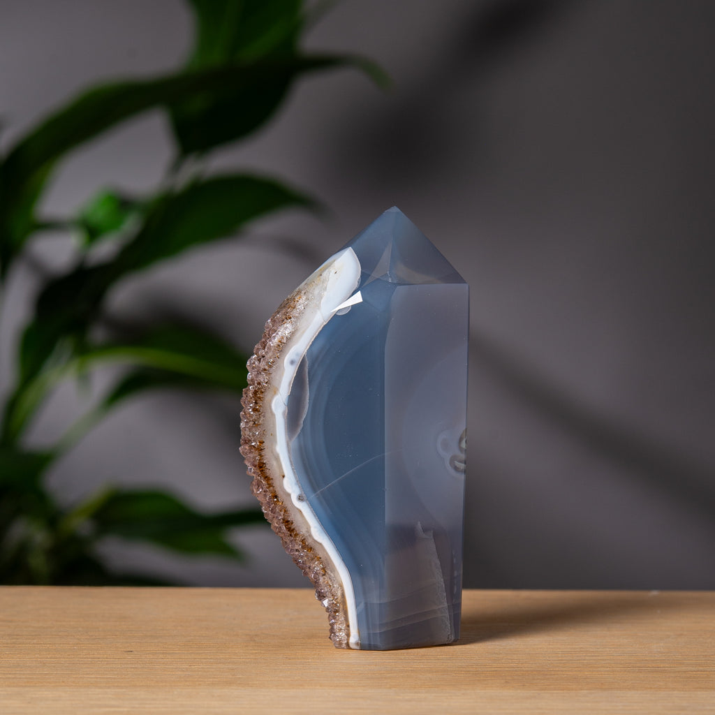 Grå Agat Torn med Smoky Druzy Formation