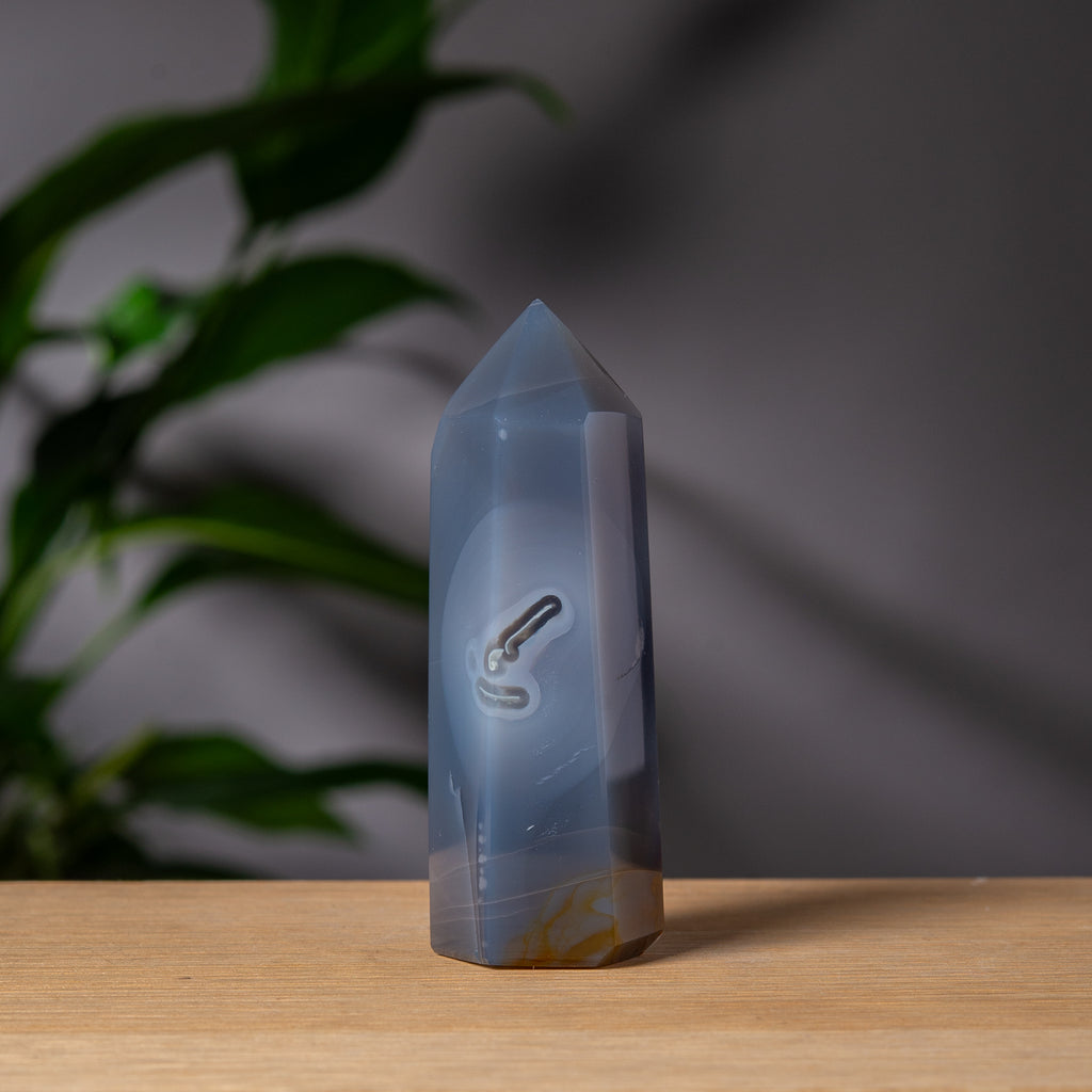Grå Agat Torn med Smoky Druzy Formation