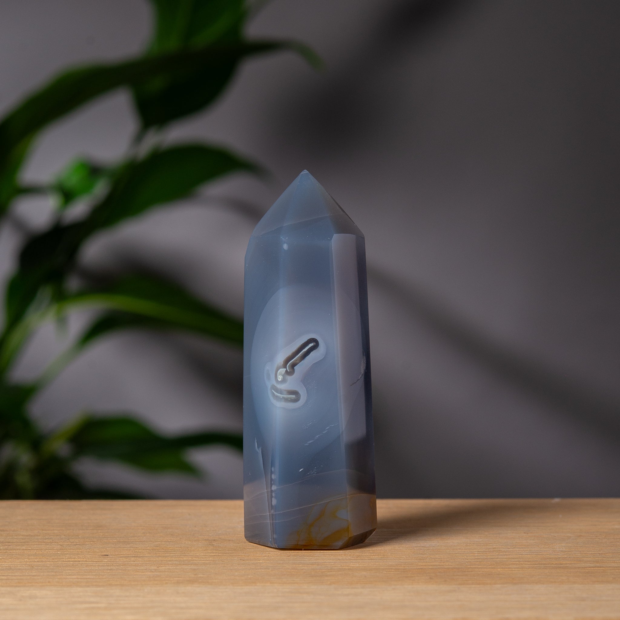 Grå Agat Torn med Smoky Druzy Formation