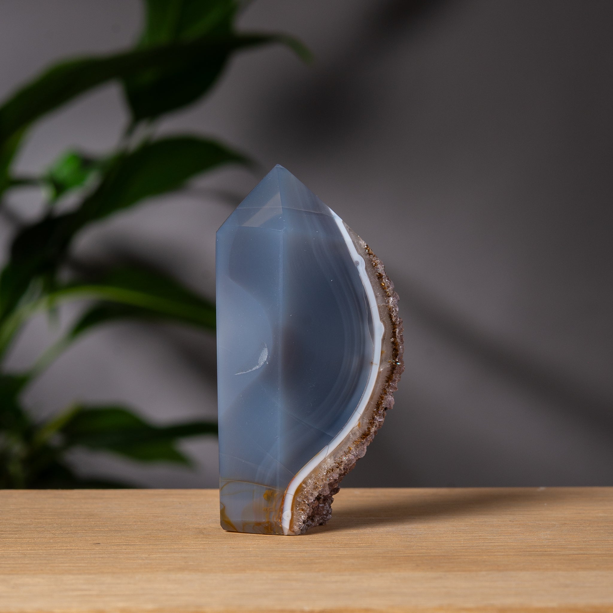 Grå Agat Torn med Smoky Druzy Formation
