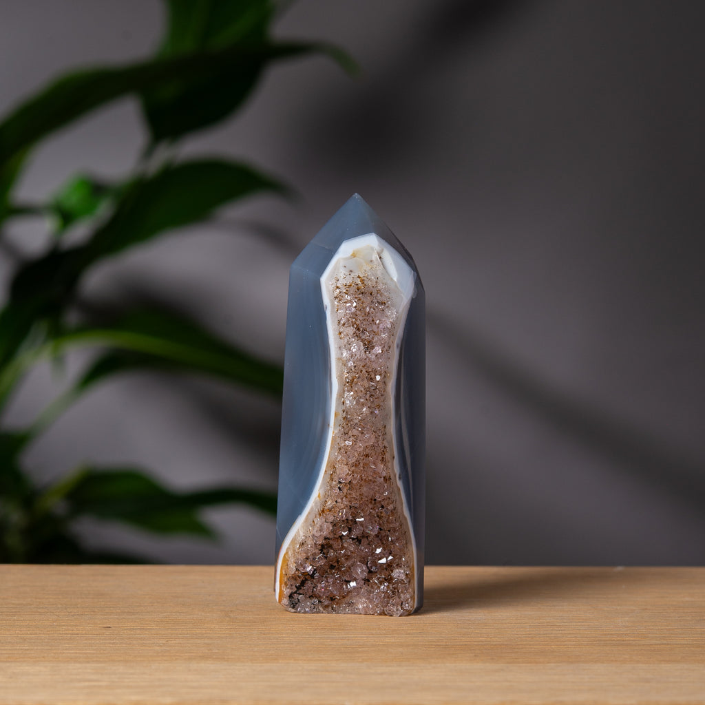Grå Agat Torn med Smoky Druzy Formation