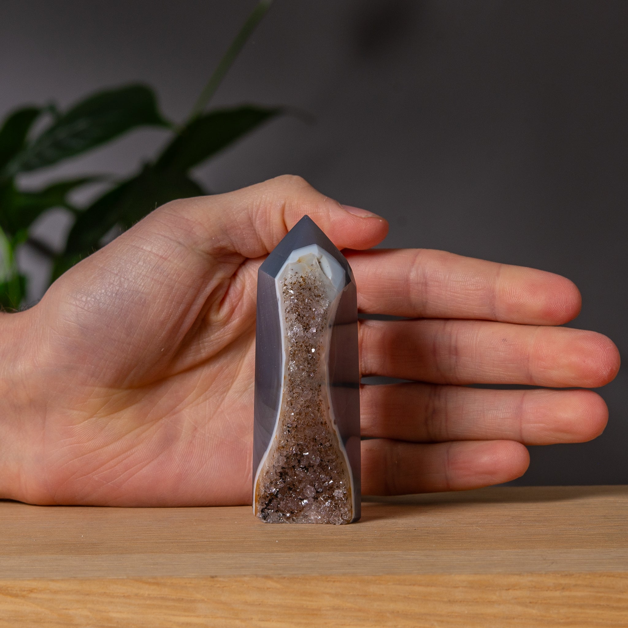 Grå Agat Torn med Smoky Druzy Formation