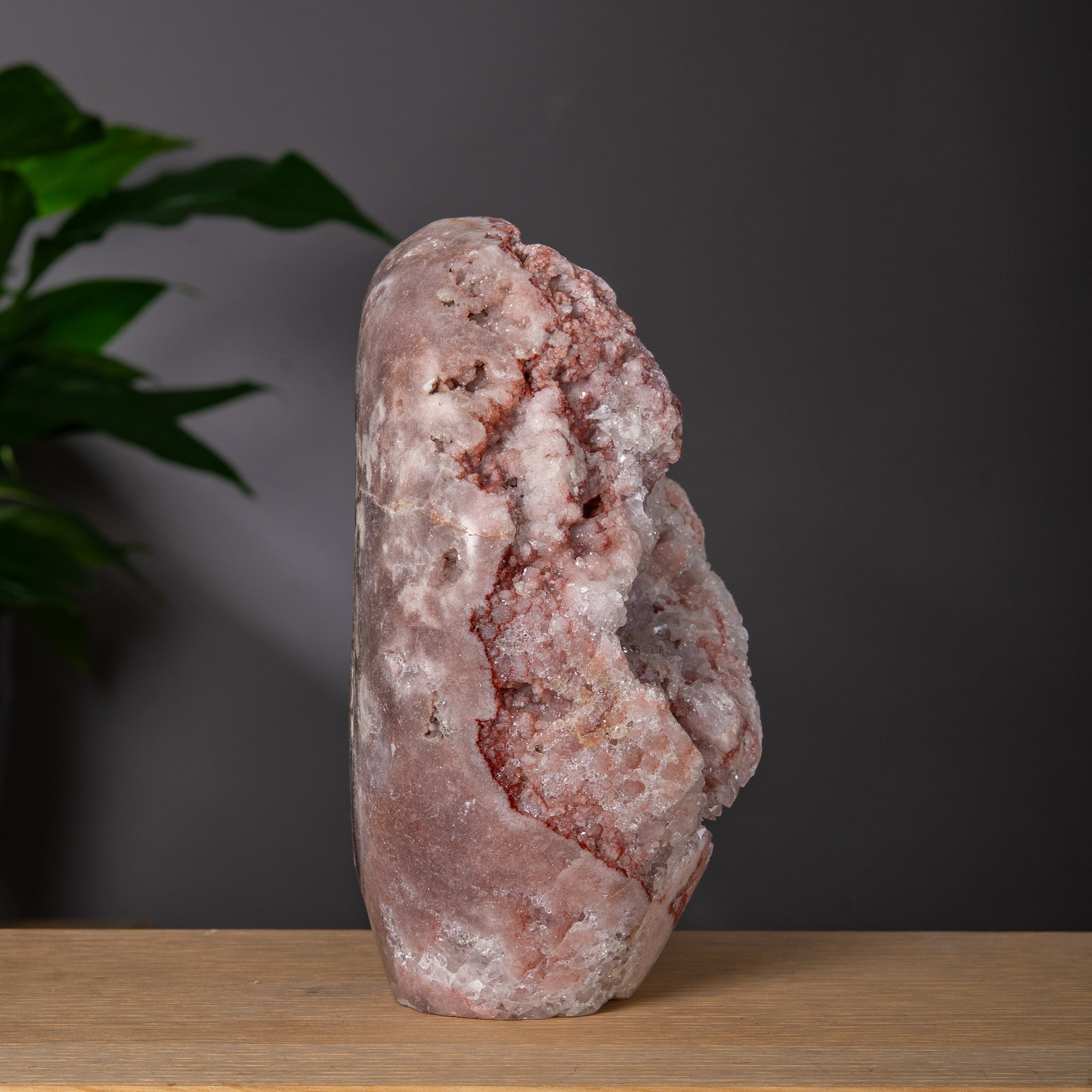 Stor rosa ametist freeform med röda detaljer