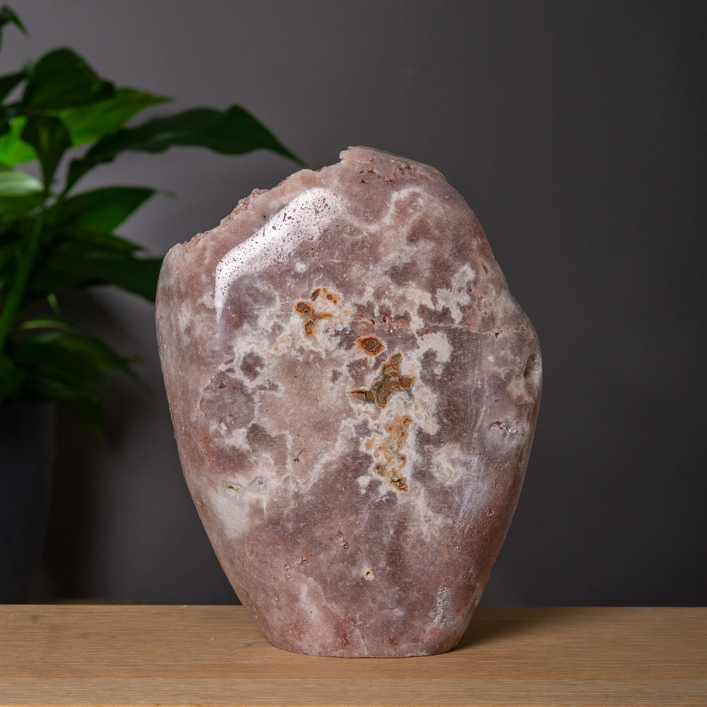 Stor rosa ametist freeform med röda detaljer